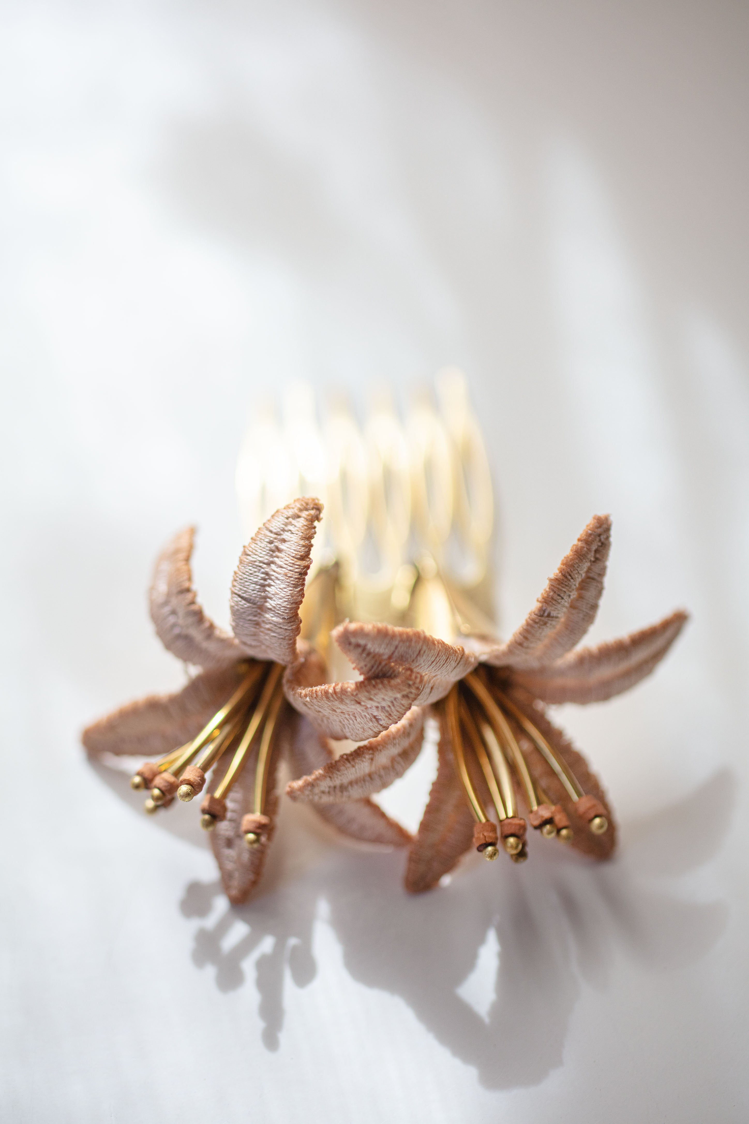 Lilium Hair Comb: Beige