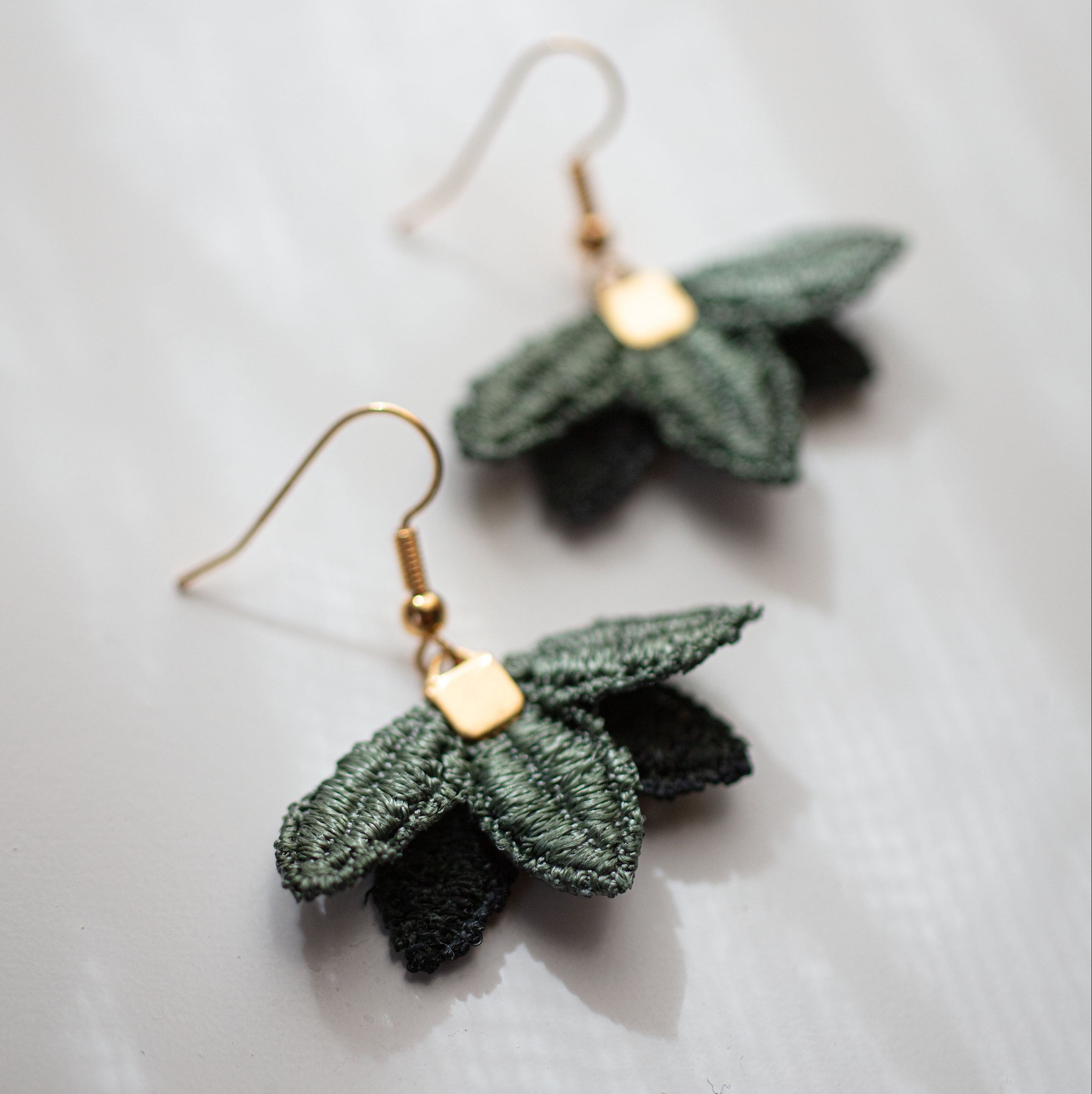 Petalum short earrings: Dark Moss