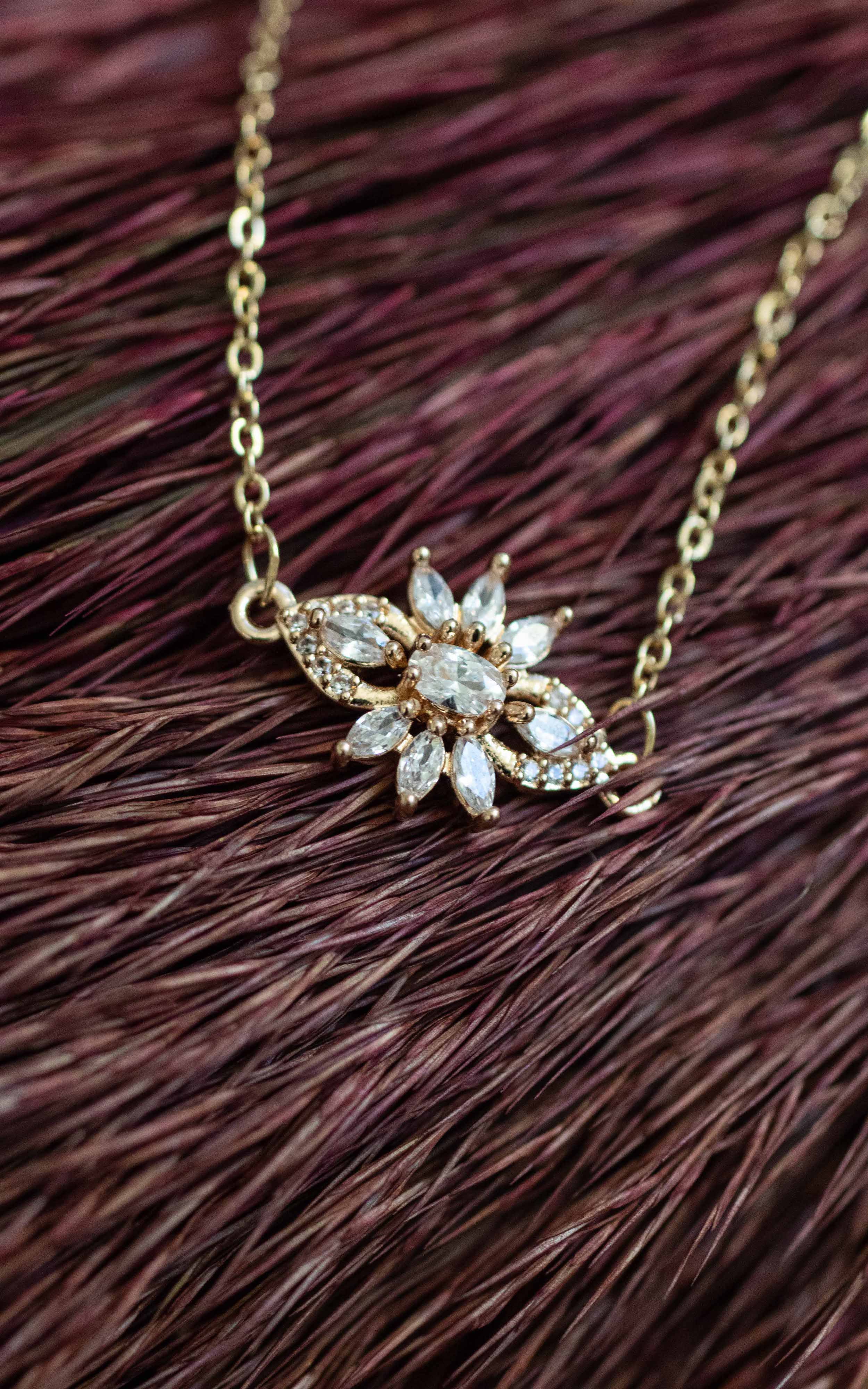 artsyfloralnecklane
